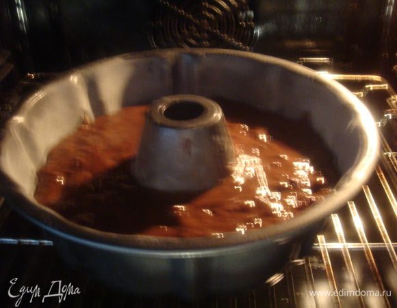 Выпекаем в разогретой духовке до 180 градусов примерно 30-40 минут. Готовность кекса я проверяла зубочисткой. 