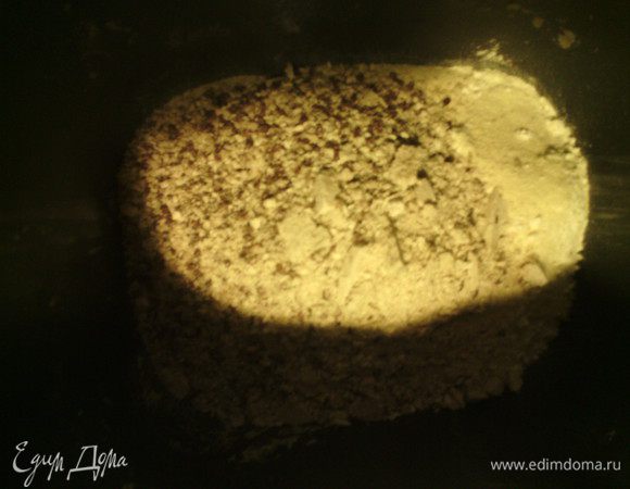 Дрожжи залить тёплой водой, добавить щепотку сахара, дать постоять 5 мин. В глубокой посуде смешать семолину/манку с мукой, добавить все ингредиенты и замесить тесто. 