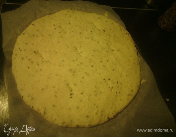 Присыпьте сверху семолиной и руками распределите аккуратно в лепешку, не прижимайте сильно. Проколите в нескольких местах вилкой. Накройте полотенцем и оставьте на 20 минут. 