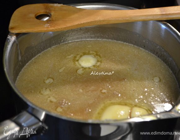 Смазать 2 прямоугольные формы маслом. Отмерить ваниль и отставить в сторону. В кастрюле с толстым дном (это важно, чтобы ваша смесь не пригорела) растопить сливочное масло кусочками, добавить сливки, кукурузный сироп, сахар, соль. Готовить все на средне-низком огне, помешивая. У меня электроплита с измерениями на ручке от 1 до 10, я ставила между двойкой и тройкой. Варить, постоянно помешивая в течение 2-х часов.

