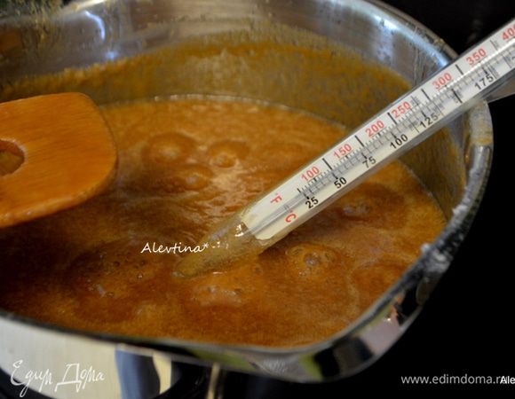 Когда будет сироп напоминать лаву с большими пузырьками, измеряем специальным термометром, отметка должна дойти до 110 гр. 
