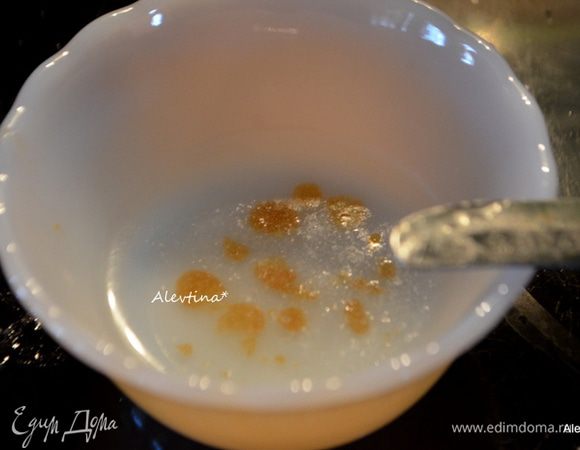 В холодную воду капнуть несколько капель карамели, если они не растекутся и будут в виде капли шарика, ваша смесь готова, если капли разошлись - готовим еще.  На моем снимке карамель еще не готова, растекаются капли.

