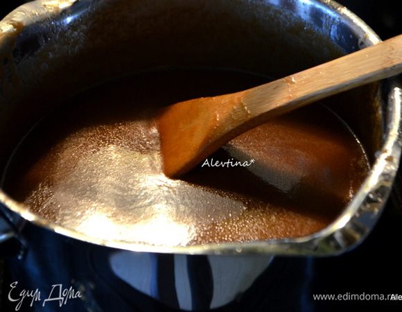 Снять с огня карамель, добавить приготовленную ваниль и перемешать. Смесь станет гладкой.
