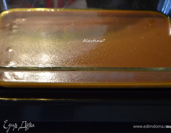 Вылить срочно смесь в приготовленные формы и дать остыть 30 мин. при комнатной тем-ре. 
У меня две формы были использованы: стеклянная прямоугольная и для брауни с квадратными  порциями.
