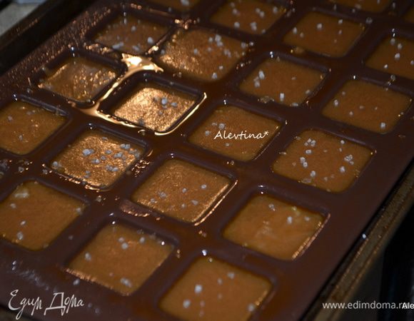 Посыпать по желанию после крупной солью. Прикрыть сверху фольгой или бумагой для выпечки и поставить в холодильник на  несколько часов или на ночь. 

