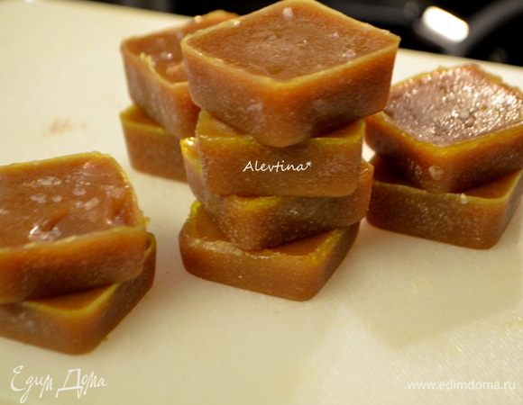 Разрезаем на квадратики или фасуем сами в вощеную бумагу порциями, как карамель. Хранить можно в морозилке. Приятного чаепития.
Не красивой формы карамель можно использовать после хранения в морозилке  как карамельный сироп, растопив вновь на медленном огне, можно добавить чуть сливок.
