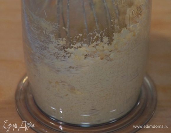 Предварительно размягченное сливочное масло соединить с сахаром, ванильным экстрактом и все взбить миксером.