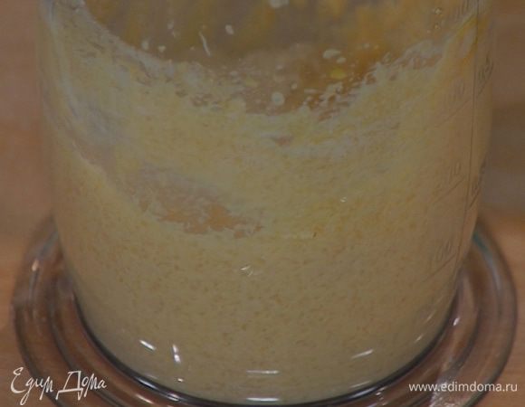 Добавить яйцо и взбить еще немного.