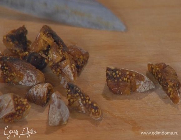 Инжир нарезать небольшими кусочками.