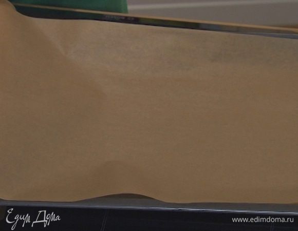 Противень выстелить бумагой для выпечки.