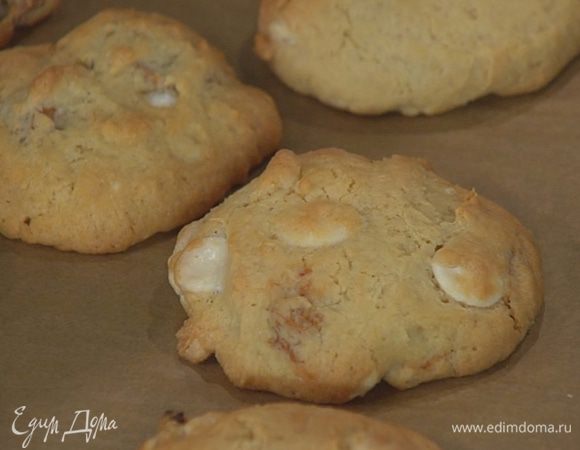 Выпекать печенье в разогретой духовке 10–12 минут.