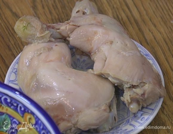 Из куриных окорочков сварить бульон.