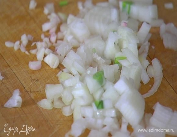 Лук и чеснок почистить и мелко порубить.