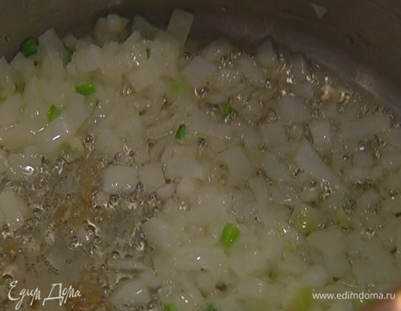 В тяжелой кастрюле разогреть оливковое и сливочное масло и обжарить лук и чеснок до прозрачности.