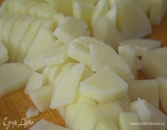 Картофель почистить и нарезать небольшими кусочками.