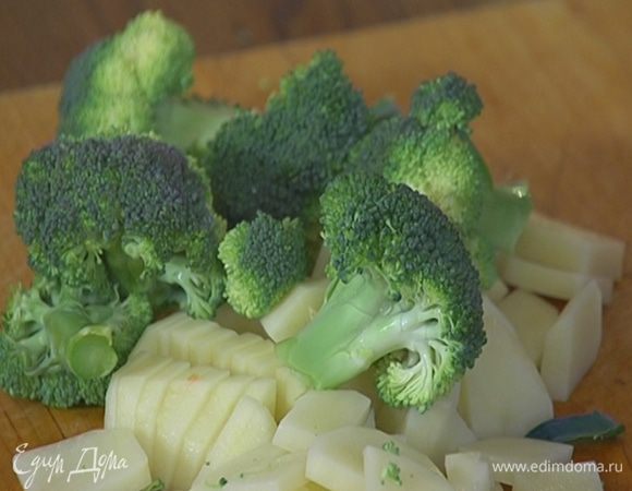 Брокколи разобрать на небольшие соцветия, грубые черенки срезать.