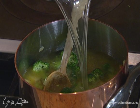 В кастрюлю с овощами добавить брокколи и картофель, все посолить, перемешать и влить горячий куриный бульон, так чтобы овощи были покрыты. Варить суп до готовности овощей (главное — не переварить брокколи!).