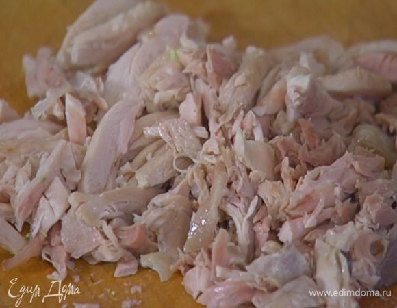 Куриное мясо отделить от костей и нарезать тонкими полосками.