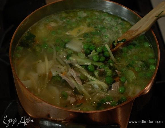 За 10 минут до готовности супа отправить в него спагетти, а еще через пару минут добавить зеленый горошек и куриное мясо (если нужно, влить еще куриного бульона).