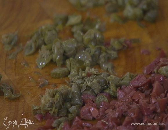 Каперсы мелко нарезать.