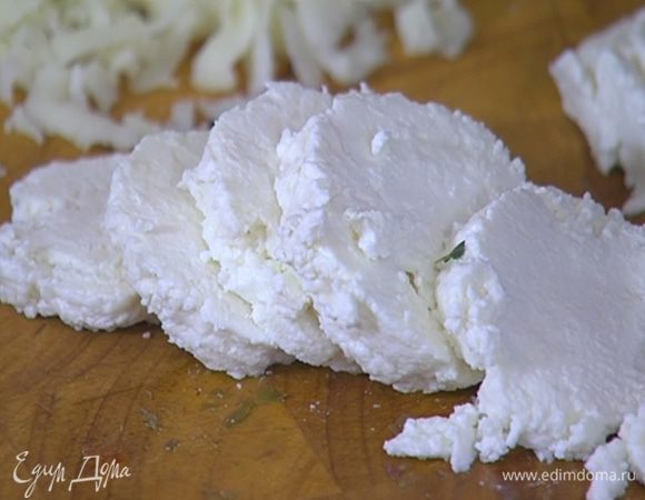 Сулугуни натереть на крупной терке, козий сыр нарезать кружками.