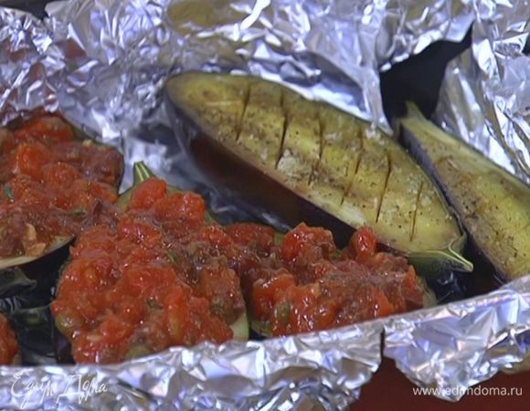 Выложить на баклажаны томатный соус и вернуть их в духовку еще на 20 минут.