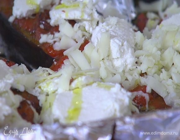 Запеченные баклажаны посыпать половиной натертого сулугуни, разложить на них кружки козьего сыра, сбрызнуть 1 ст. ложкой оливкового масла и выложить сверху оставшийся сулугуни.