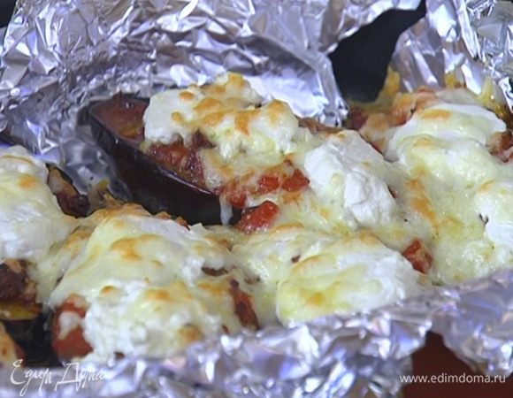 Немного понизить температуру в духовке и запекать баклажаны до золотистой корочки.