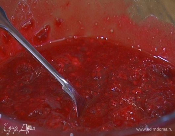 Размороженную малину с соком перемешать с сахарной пудрой и оставить на некоторое время.