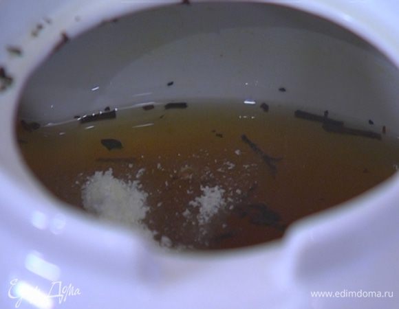 Чай залить 500 мл кипящей воды, немного настоять, затем всыпать желатин, все перемешать и дать желатину раствориться.