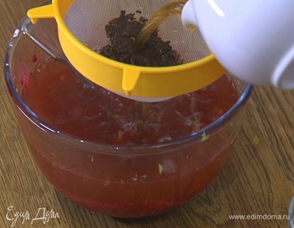 В чай с желатином влить лимонный сок, перемешать, затем процедить через сито и влить к малине.