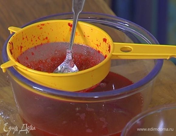 Малиновую массу протереть через сито, разлить в прозрачные креманки и отправить в холодильник на 3 часа.