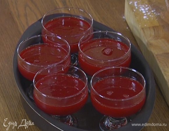 Застывшее желе украсить листиками мяты.