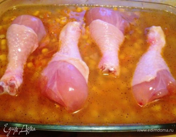 Залить кипятком или горячим бульоном, перемешать, выложить в шахматном порядке ножки (посоленные и поперченные). У меня 4, но лучше на эту порцию 6-8 шт.
