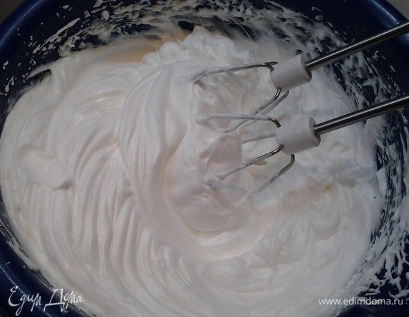 Разогреть духовку до 200 градусов. Отделить белки от желтков. Белки взбить с 3 столовыми ложками сахара.