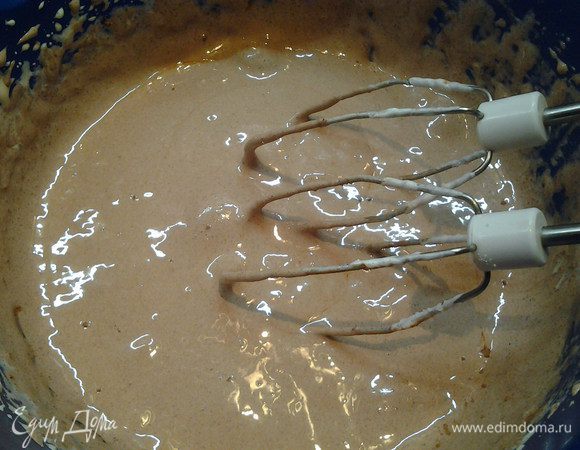 Желтки растереть с оставшимся сахаром. Потом добавить к ним какао.