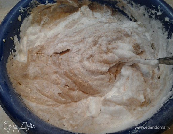 Крахмал перемешать с разрыхлителем. Эту смесь добавить в желтковую смесь. Перемешать. Добавить взбитые белки и все хорошо перемешать.