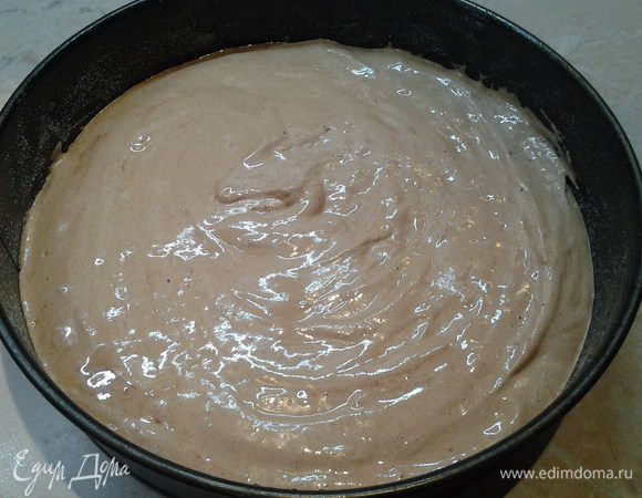 Форму для выпекания смазать маслом. Вылить в нее тесто и поставить в духовку. Выпекать 40-45 минут. Затем остудить корж и разрезать его на две части.