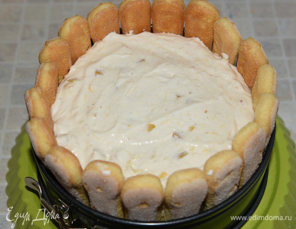 Вылить мусс в форму, разровнять и отправить на холод на 1-2 часа.
Если мусс получился жидковатым, то его надо сначала охладить немного, чтобы он слегка загустел, а потом выливать в форму, иначе савоярди сильно размокнет. У меня мусс был нормальной густоты, так что я сразу залила его в форму.