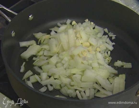 Разогреть в сковороде растительное масло и поджарить лук до золотистого цвета.