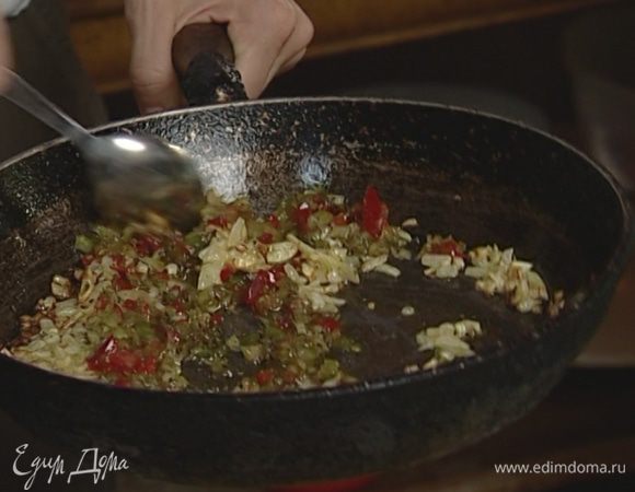 Добавить натертые помидоры к баклажанам, посолить и тушить еще 2−3 минуты.