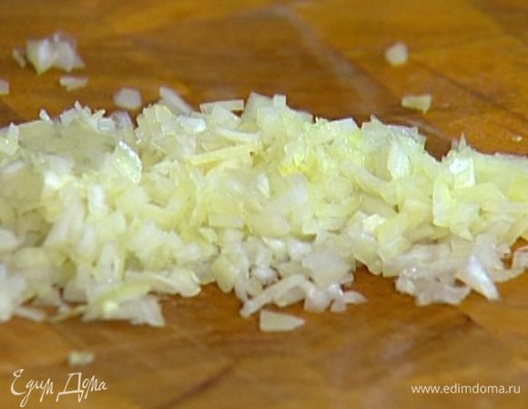 Половинку луковицы почистить и мелко порубить.