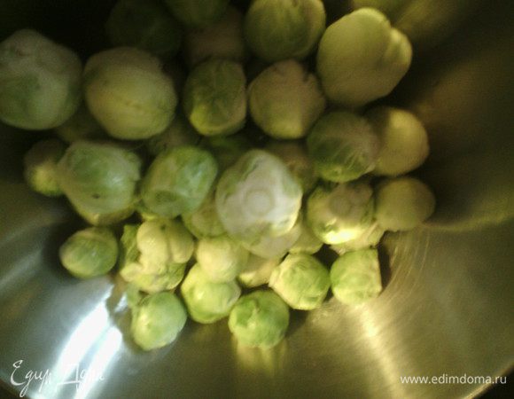 Тем временем очищаем от верхних листиков брюссельскую капусту, в кастрюлю наливаем 1 л воды, кладем капусту, как закипит, готовьте 5 минут. Сливаем воду. Нальем 1 л. воды и молоко, солим.  Кладем капусту и готовим 15-20 минут. 