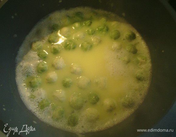 Сливаем воду и обжариваем капусту в оливковом масле с чесноком до золотистого цвета. 