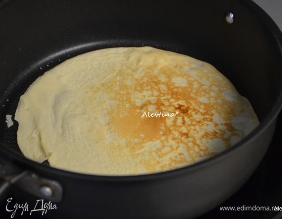 На разогретой сковороде первый блин жарим с добавлением растительного масла. Обжариваем с 2 х сторон.
Если большие блины ломаются, выпекаем аккуратные маленькие.