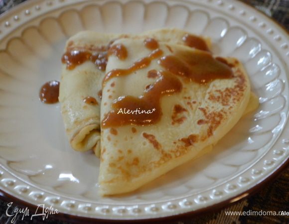 Подаем готовые блинчики с карамельным соусом или вашим любимым джемом, вареньем. Детям очень понравилось с карамельным соусом.