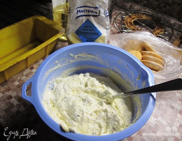 Творог для сырника лучше брать влажный. Если творог сухой, протрите его через сито и добавьте пару ложек сметаны.
Смешайте творог с яйцами, коричневым сахарным песком, перемешайте. Всыпьте семолину, добавьте  ванилин и еще раз хорошо перемешайте. Часто спрашивают, можно ли взять обычный, белый сахарный песок. Конечно, можно, но у вас не будет этого приятного слегка карамельного привкуса в выпечке и приятного кремового цвета готового изделия.