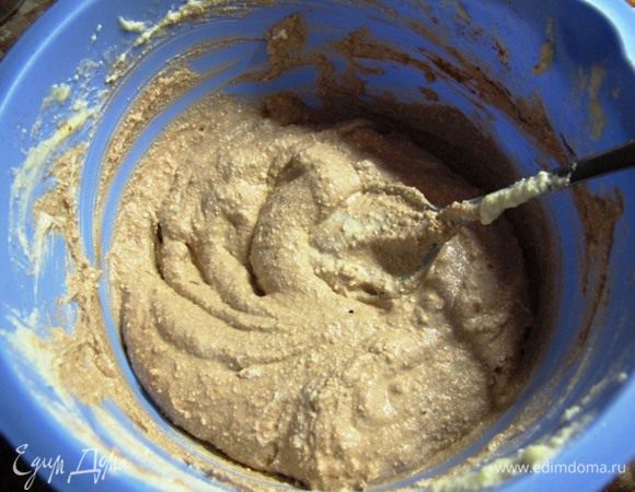 К оставшейся половине добавьте какао-порошок и перемешайте до однородности массы. Включите на разогрев духовку 170-180 градусов, режим верх-низ или вентиляция.