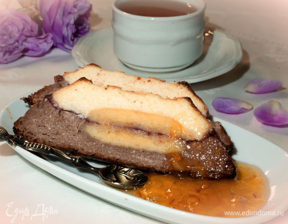 Сверху выложите слой шоколадной массы и поставьте в духовку на 45-50 минут при 180 градусах. Если верх начнет сильно румяниться, накройте его листочком фольги. Готовый сырник должен хорошо остыть и постоять несколько часов в холодном месте.
Подавайте сырник с гарниром из джема. Приятного аппетита!
