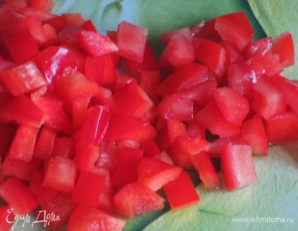 Красный перец разрезать, удалить семена и белые прожилки, нарезать кубиками. Помидоры нарезать кубиками.